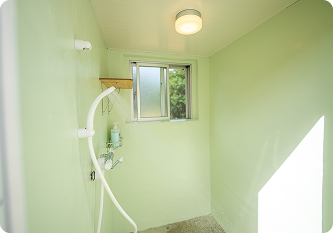 温水シャワーが２つついたコテージ